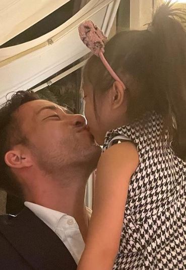 Maya Yoshida kissing his daughter